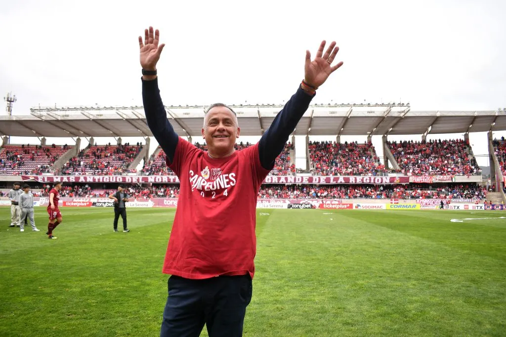 Erwin Durán, entrenador de La Serena, celebra el ascenso | Photosport