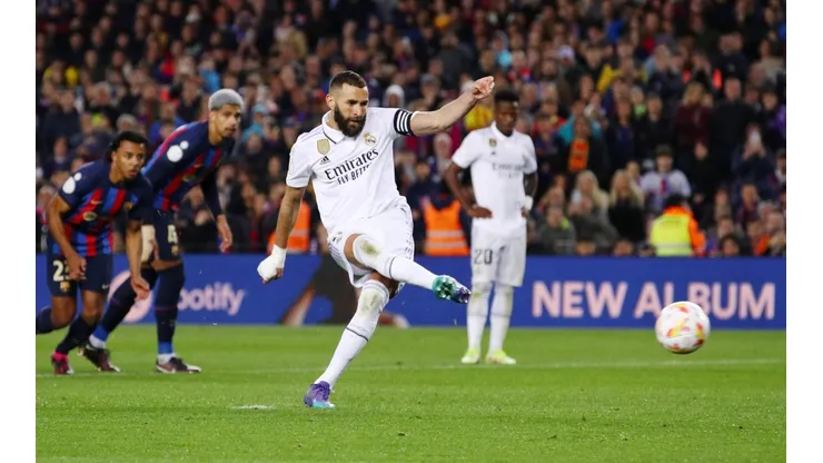 Benzema anotó un triplete en el Camp Nou.