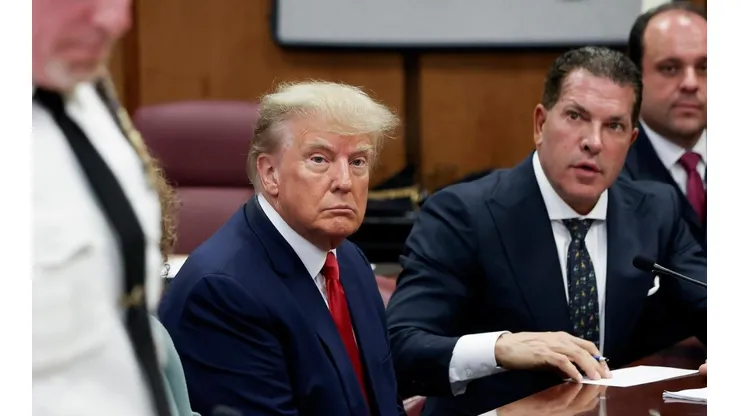 Donald Trump junto a sus abogados en la sala del tribunal durante su comparecencia en el Tribunal Penal de Manhattan el 4 de abril de 2023 en Nueva York.