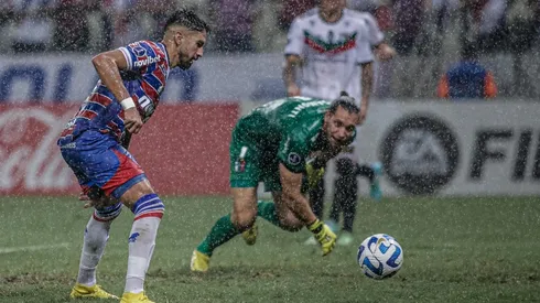 Palestino sufre goleada de Fortaleza y Juan Martín Lucero.