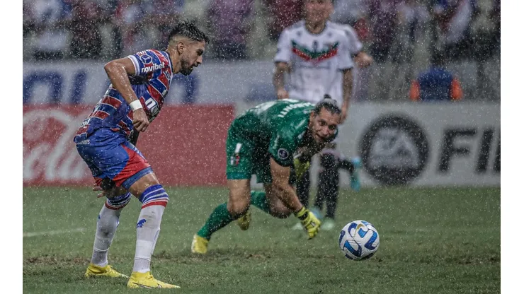 Palestino sufre goleada de Fortaleza y Juan Martín Lucero.