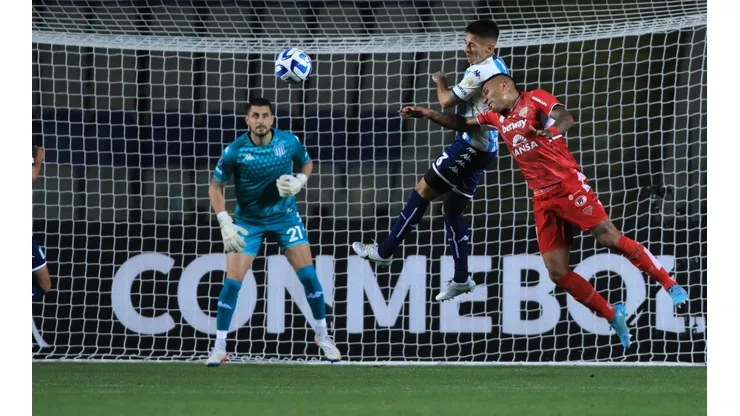 Triunfo y mega golazo de Racing en el debut de Ñublense porCopa Libertadores.