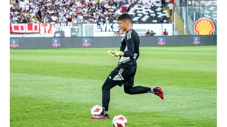 Martín Ballesteros en un calentamiento con el buzo de Colo Colo.