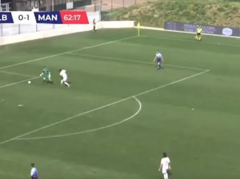 Nunca antes visto: arquero intenta bloquear al delantero y...