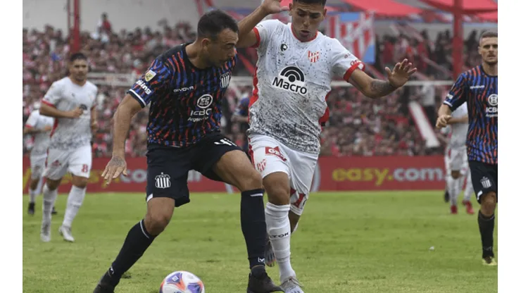 Matías Catalán abrió la cuenta en el gran triunfo de Talleres de Córdoba ante Instituto.