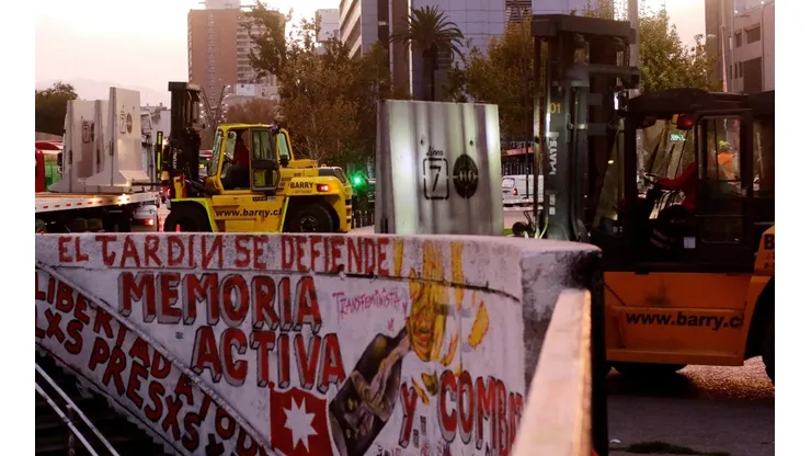 Comienzan trabajos para reabrir acceso principal de Metro Baquedano