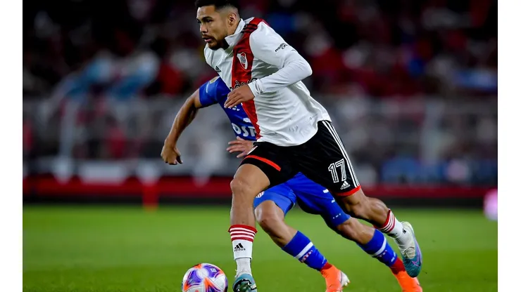 Paulo Díaz en acción ante Unión Santa Fe. River Plate ganó y sigue líder en Argentina.