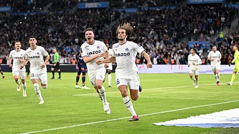 Guendouzi celebra su gol de penal conseguido por Alexis.