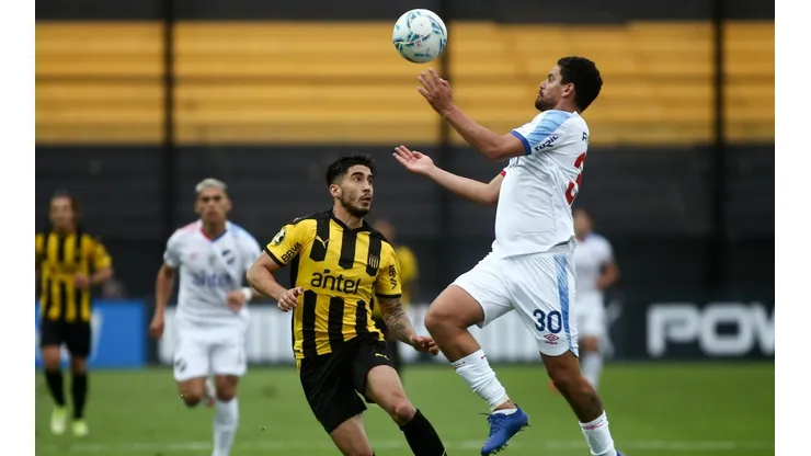 Peñarol y Nacional juegan un nuevo Superclásico del fútbol uruguayo.