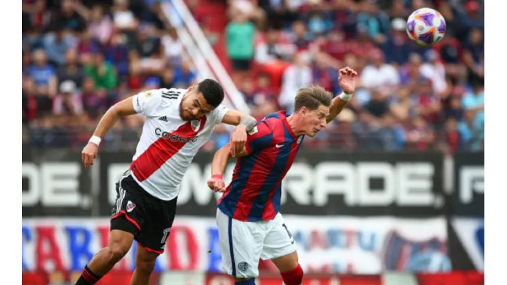 Paulo Díaz lucha una pelota aérea con el delantero argentino esloveno Andrés Vombergar.
