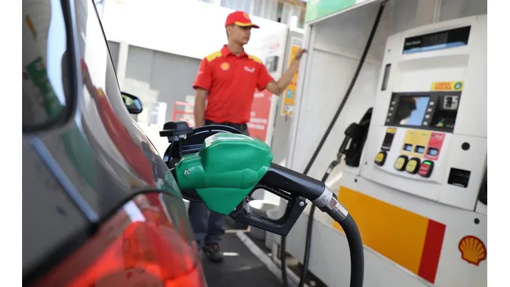 ¿Sube o baja la bencina? Este es el precio desde hoy 30 de marzo