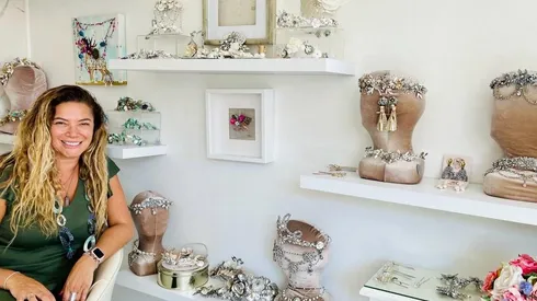 Pía Cortés confecciona tocados y accesorios exclusivos