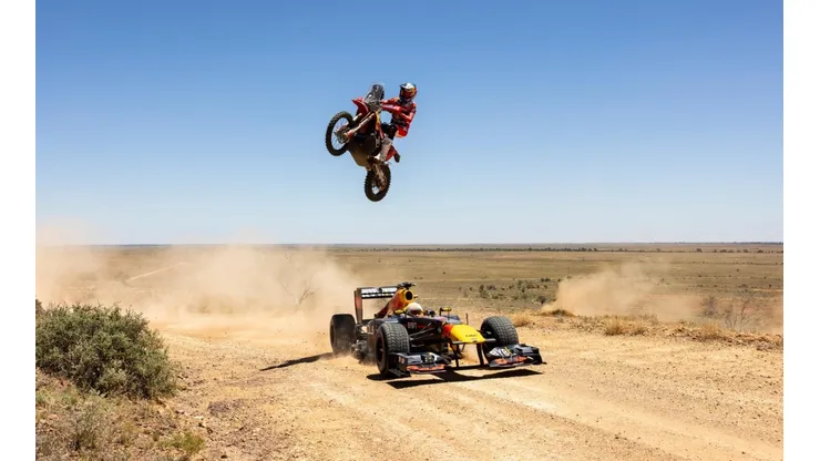 Daniel Ricciardo recorre Australia a bordo del RB7, vehículo con el que Sebastian Vettel ganó el campeonato de 2011 de la Fórmula 1.