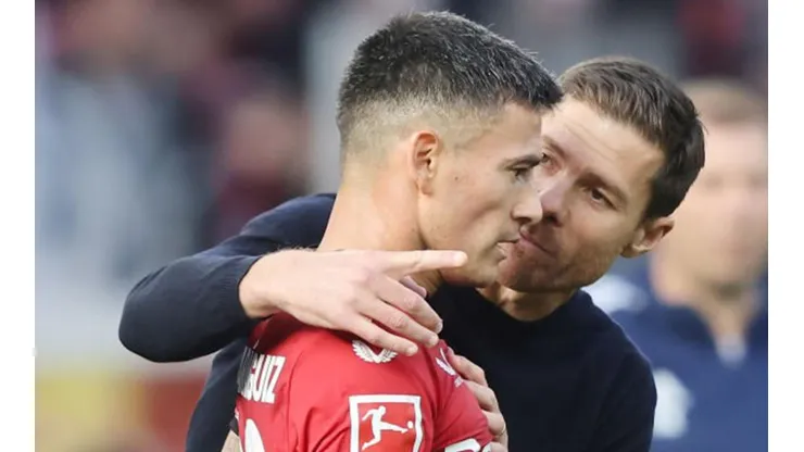 Xabi Alonso le da instrucciones a Charles Aránguiz