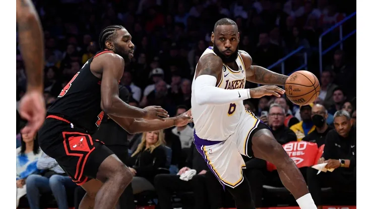 LeBron James regresó a la acción en el último duelo de los Lakers.