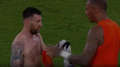 Messi cambia su camiseta con el meta de Curazao