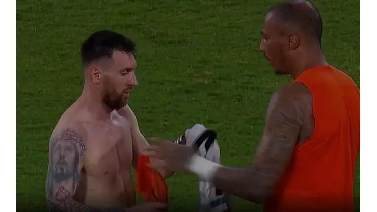 Messi cambia su camiseta con el meta de Curazao