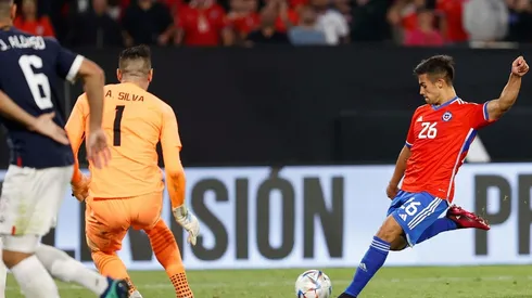 Alexander Aravena frente a Paraguay