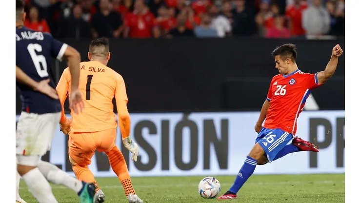 Alexander Aravena frente a Paraguay
