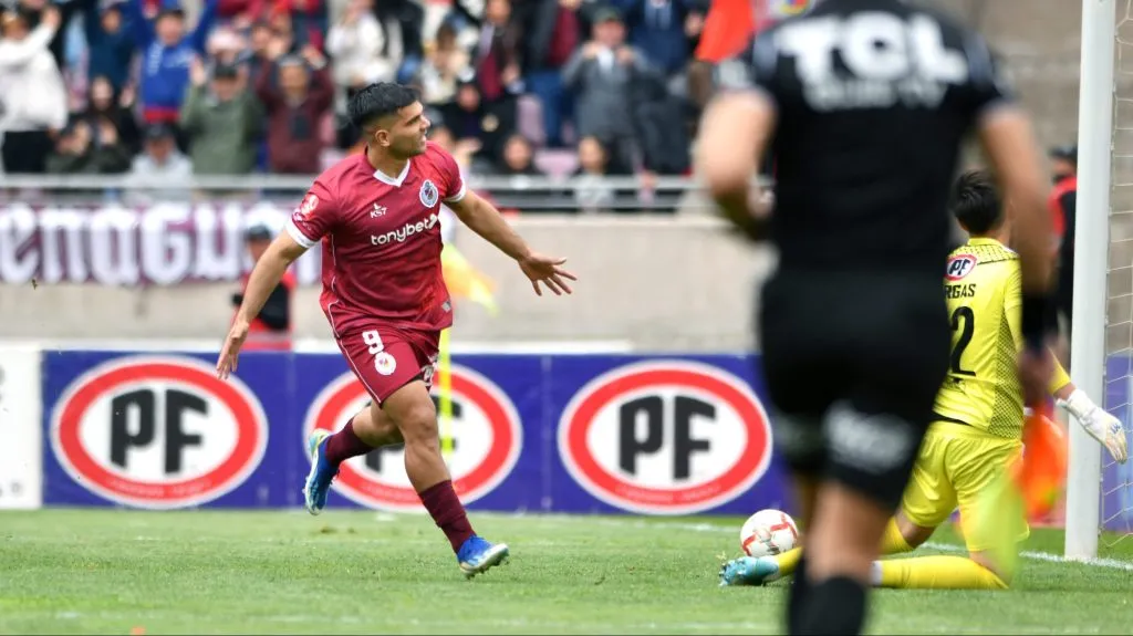 Arturo Sanhueza y Deportes La Serena celebraron el título que les da el ascenso a Primera División este domingo. Foto: Photosport.