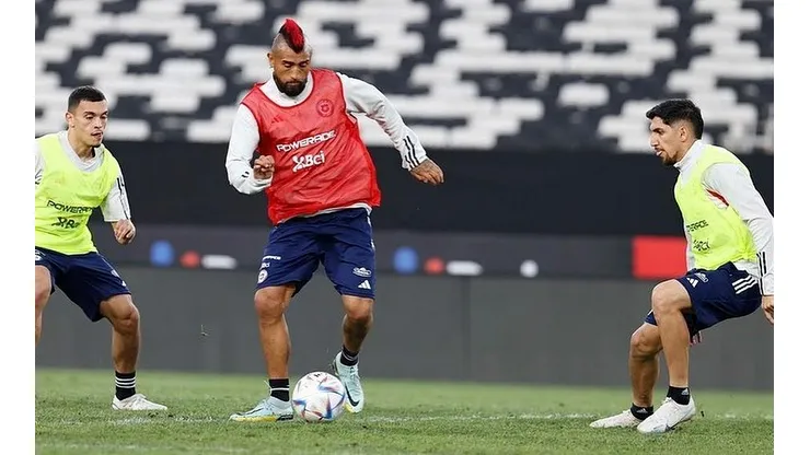 Arturo Vidal entrenó con los titulares de la selección chilena en la previa del partido de este lunes en el estadio Monumental
