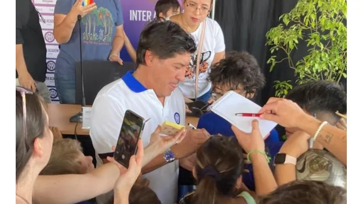 Iván Zamorano causó furor inaugurando la Inter Academy
