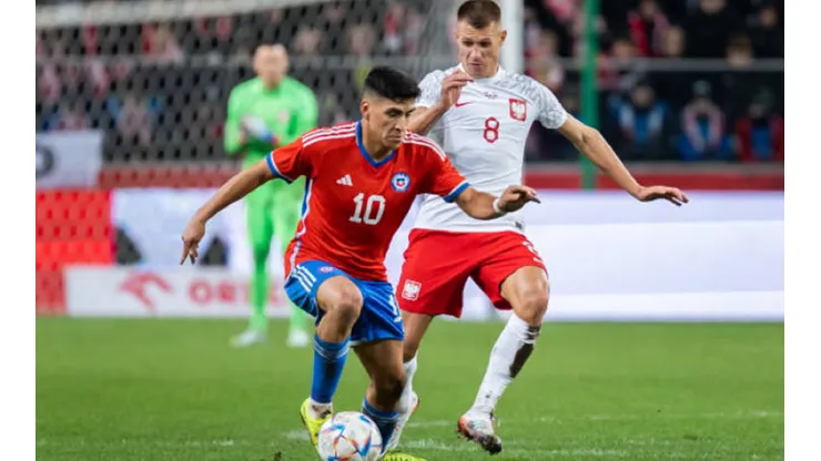 Marcelino Núñez en acción durante el amistoso que Chile perdió ante Polonia en 2022.