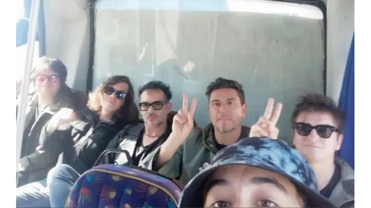 Joven penquista se hace viral luego de encontrarse a Los Bunkers en la micro