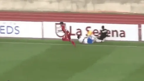 Gonzalo Tapia y Cindy Nahuelcoy se pasan a llevar y ambos terminan en el suelo.