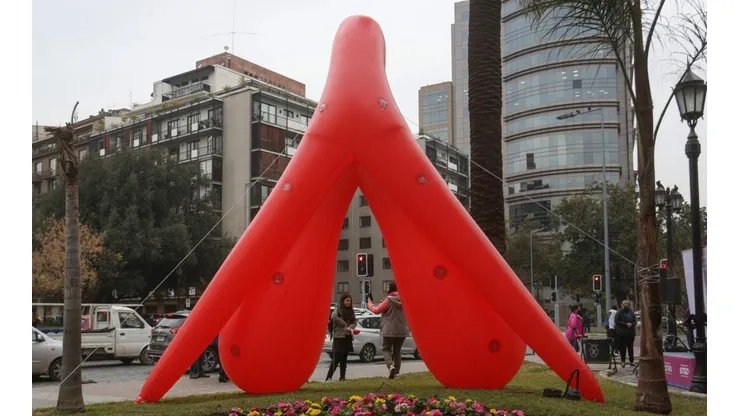 La Municipalidad de Santiago y Las Clito realizan intervención de la organización francesa de "clitoris tour" (2022).
