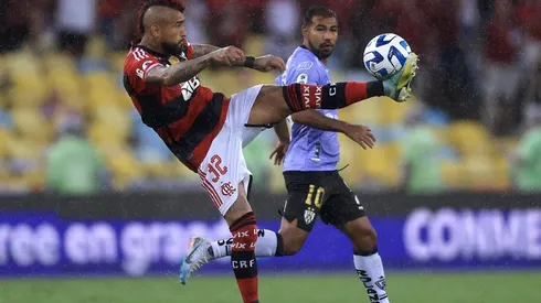 Arturo Vidal pasó de cortado a titular en el Flamengo
