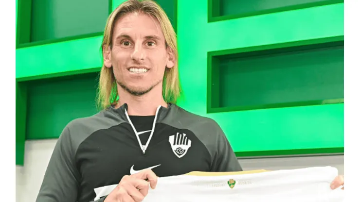 Sebastián Beccacece posa con la camiseta del Elche CF.