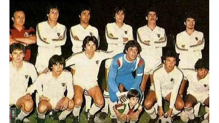 Opazo (arriba a la derecha) y Castañeda (a la derecha del portero) compartieron en Palestino