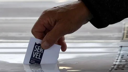 Persona ingresando su voto en la urna