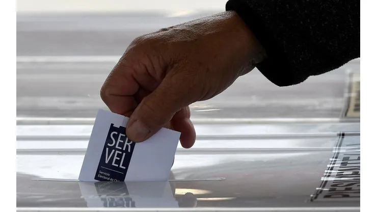 Persona ingresando su voto en la urna