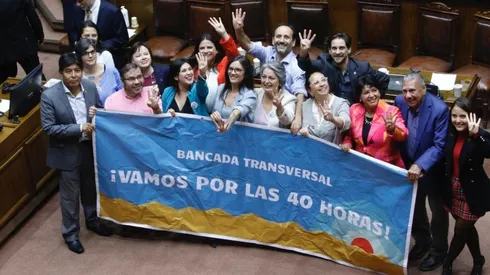 Ministras y senadores durante sesión del proyecto de 40 horas laborales.