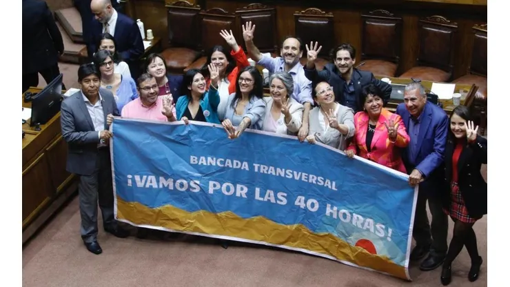 Ministras y senadores durante sesión del proyecto de 40 horas laborales.