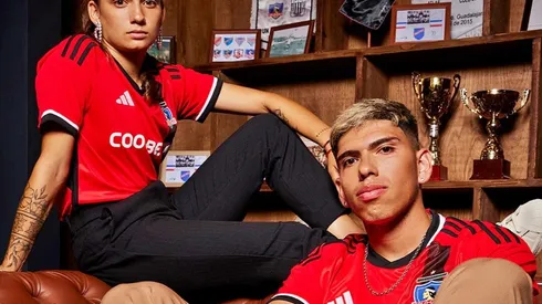 La tercera camiseta de Colo Colo está marcada por un rojo furioso