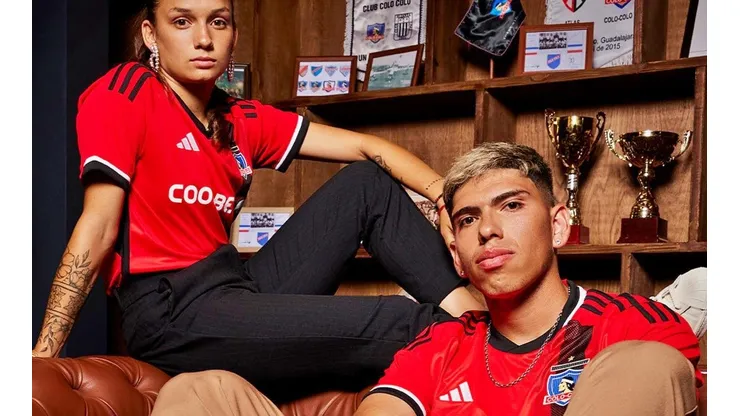 La tercera camiseta de Colo Colo está marcada por un rojo furioso