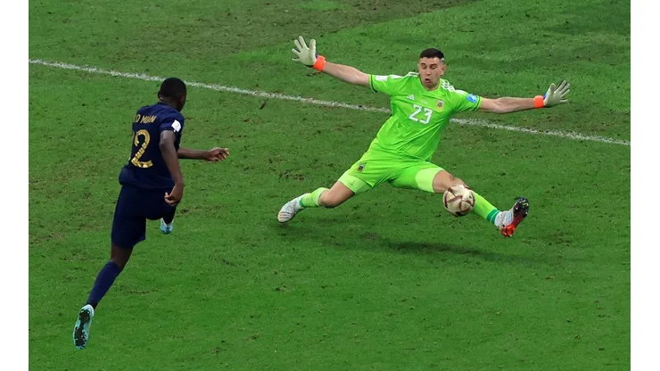 Kolo Muani se quedó con el grito de gol en la garganta por culpa del Dibu Martínez, una herida que está lejos de cerrar aún.