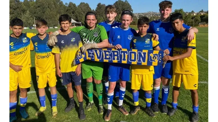 Los alumnos del Blue's Football College visitaron a la escuela de Everton de Viña del Mar.