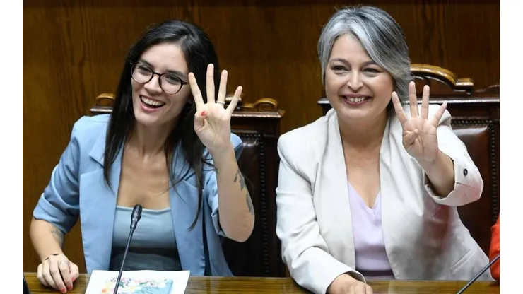 Las ministras Camila Vallejo y Jeannette Jara durante discusión en el Senado por proyecto de 40 horas laborales.