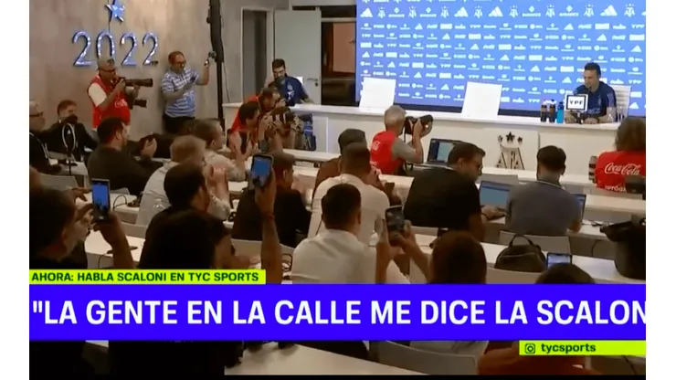 Los periodistas hicieron de hinchas y le cantaron a Scaloni