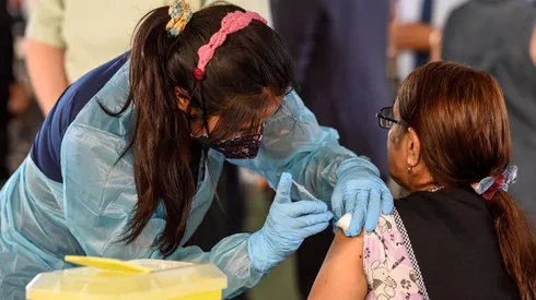 ¿Quiénes deben ponerse la vacuna para el Covid-19 y la influenza?