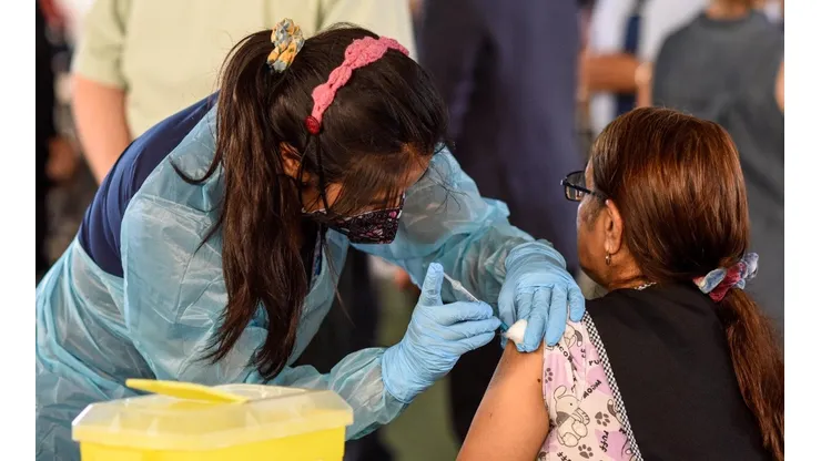 ¿Quiénes deben ponerse la vacuna para el Covid-19 y la influenza?