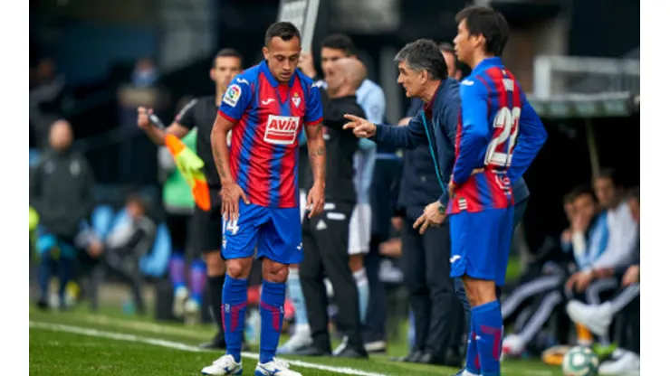 José Luis Mendilibar con Fabián Orellana en el Eibar. El vasco de 62 años fue nombrado DT del Sevilla.