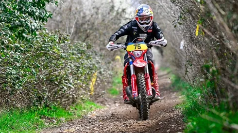 Benjamín Herrera tiene un respiro en el campeonato italiano de enduro y mejoró sus tiempos tras un complicado inicio la primera jornada.