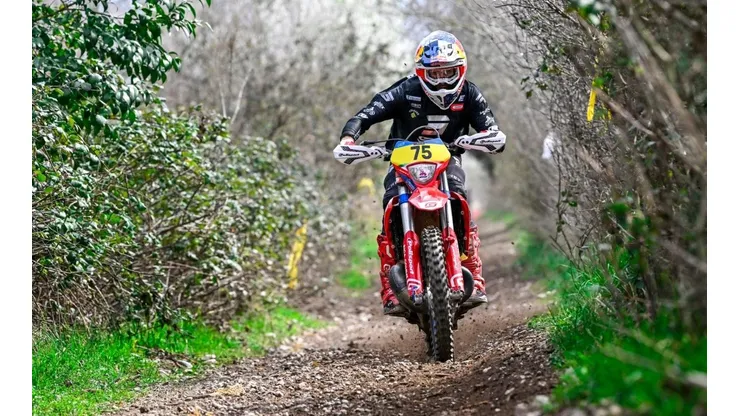 Benjamín Herrera tiene un respiro en el campeonato italiano de enduro y mejoró sus tiempos tras un complicado inicio la primera jornada.