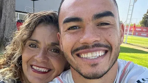 Gabriel Suazo regalonea con su mamá en Pinto Durán