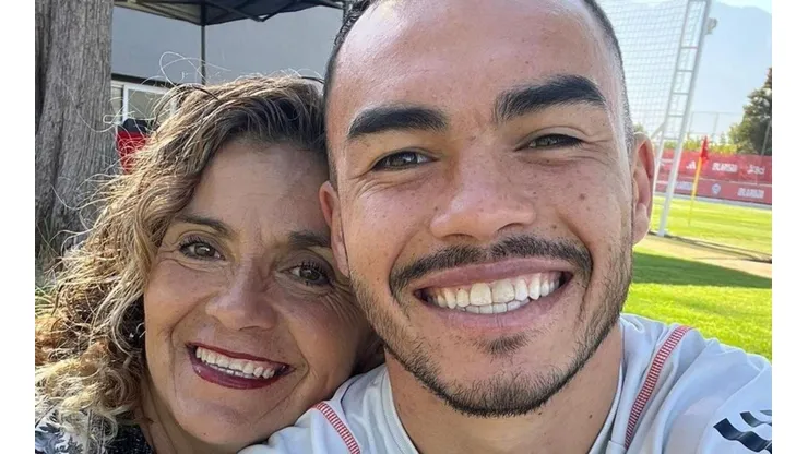 Gabriel Suazo regalonea con su mamá en Pinto Durán